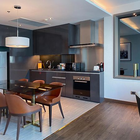 Muu Bangkok, Small Luxury Hotels Of The World Exterior foto A kitchen in a serviced apartment in Hong Kong