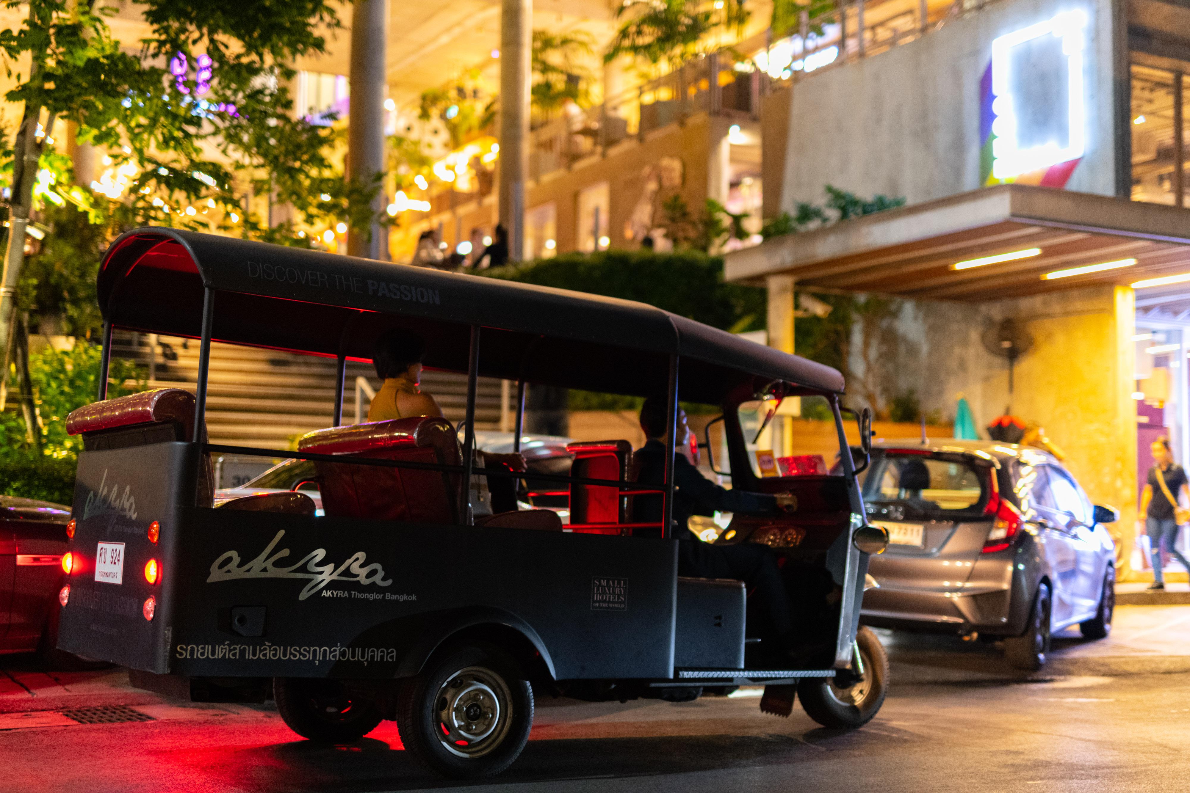 Muu Bangkok, Small Luxury Hotels Of The World Exterior foto Tuk-tuk at the hotel
