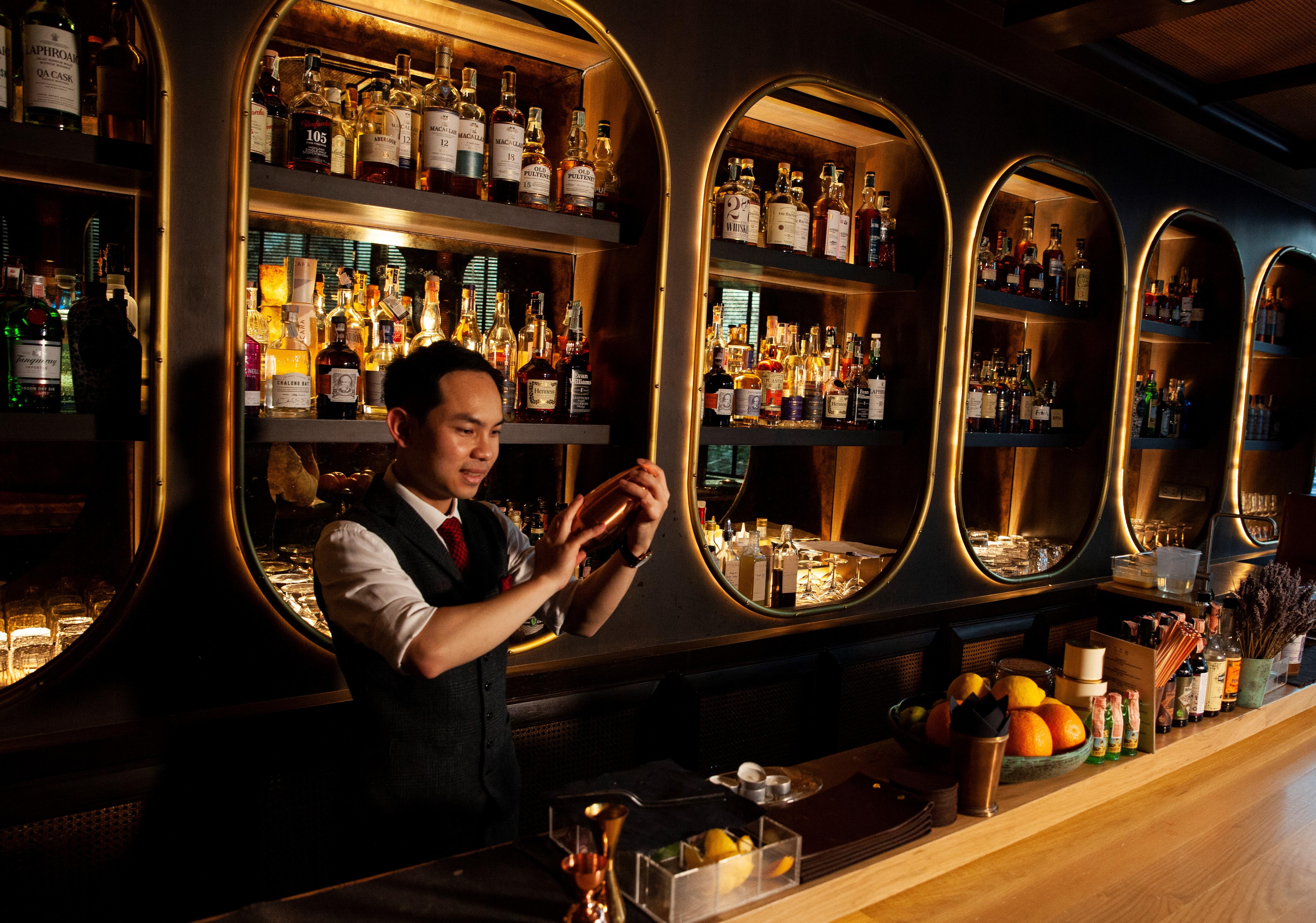 Muu Bangkok, Small Luxury Hotels Of The World Exterior foto The Bar at The Mira Hong Kong