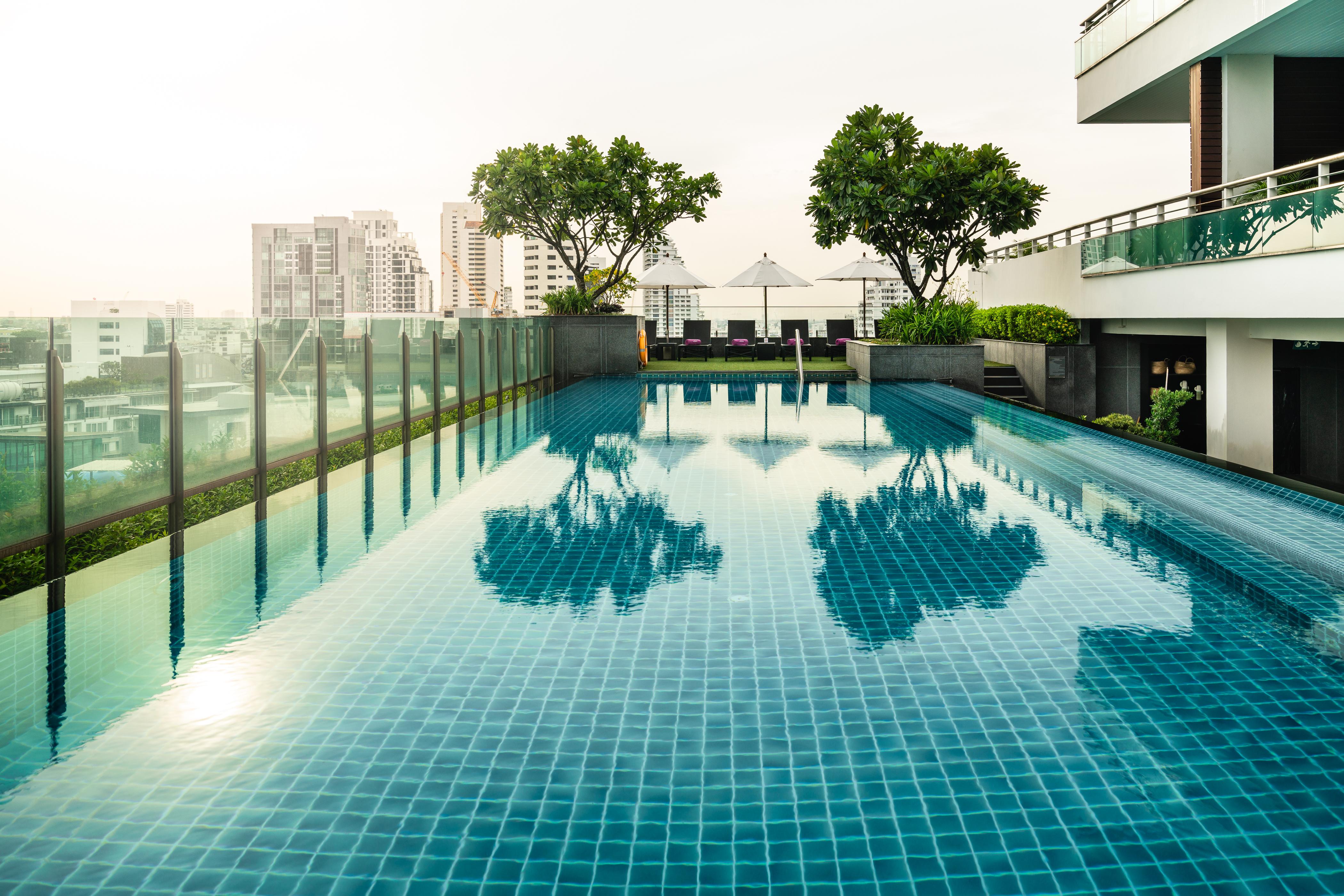 Muu Bangkok, Small Luxury Hotels Of The World Exterior foto The swimming pool at the 10th floor of the hotel