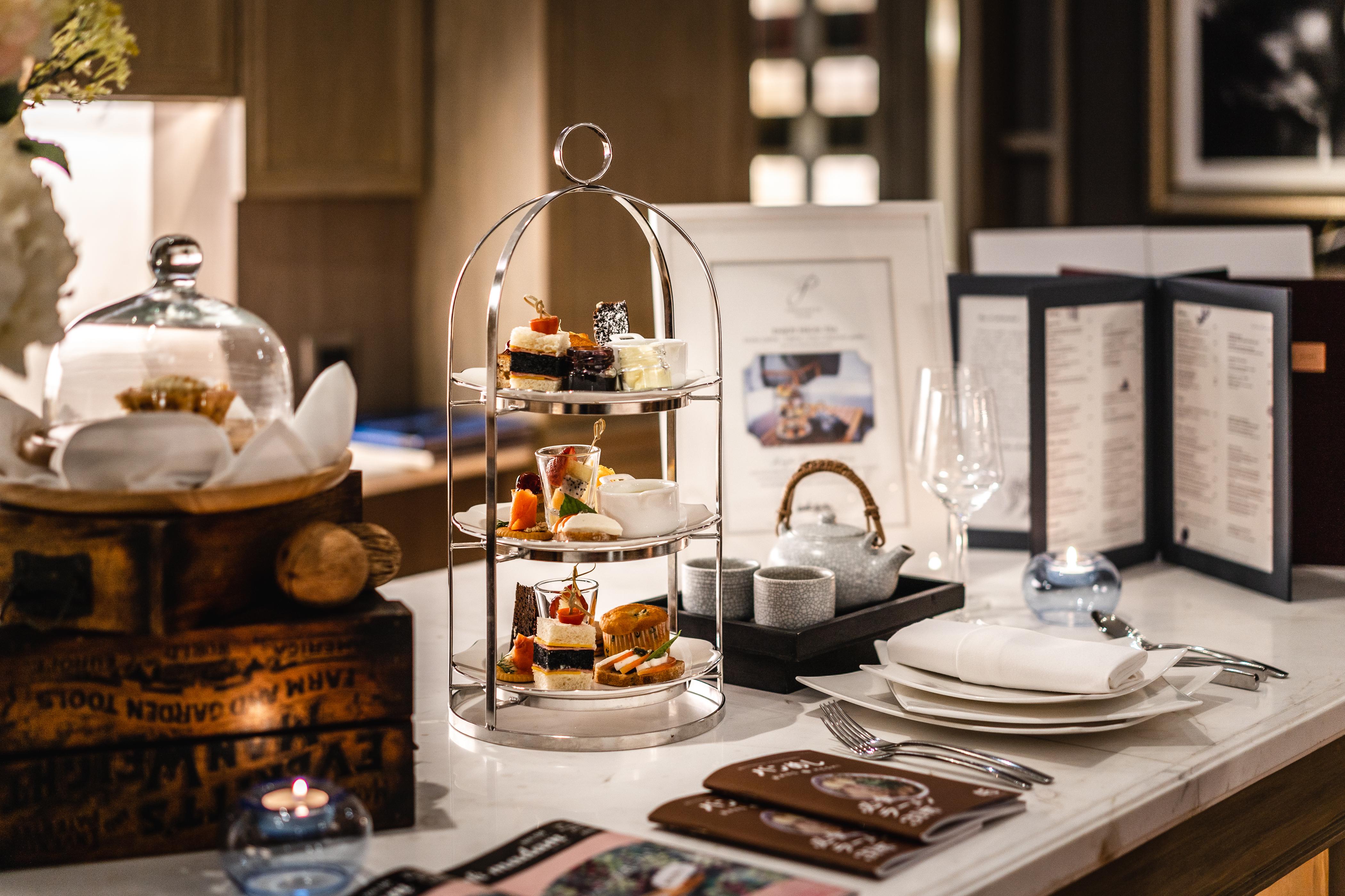 Muu Bangkok, Small Luxury Hotels Of The World Exterior foto Afternoon tea at The Ritz-Carlton, Hong Kong