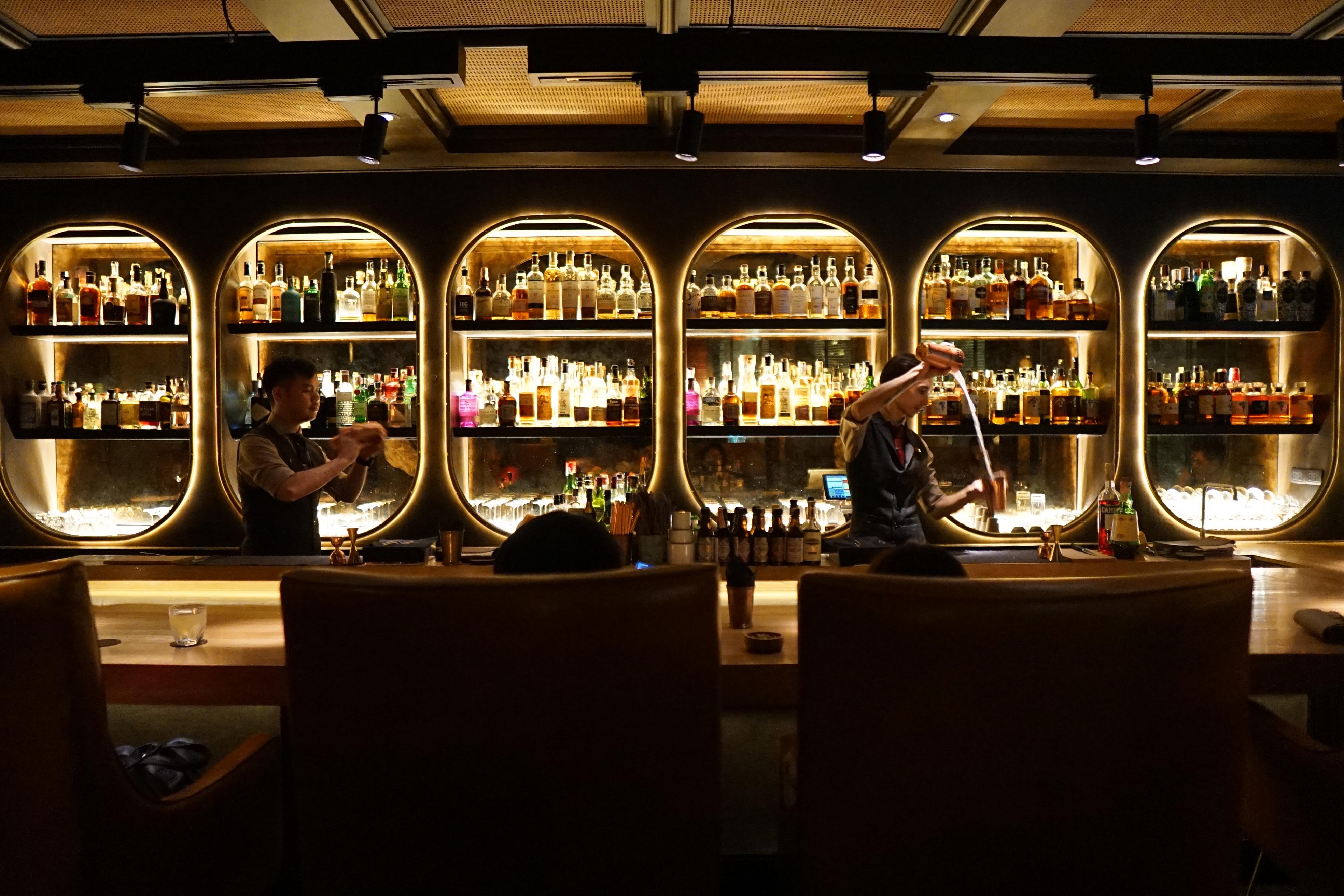 Muu Bangkok, Small Luxury Hotels Of The World Exterior foto The bar at The Botanist