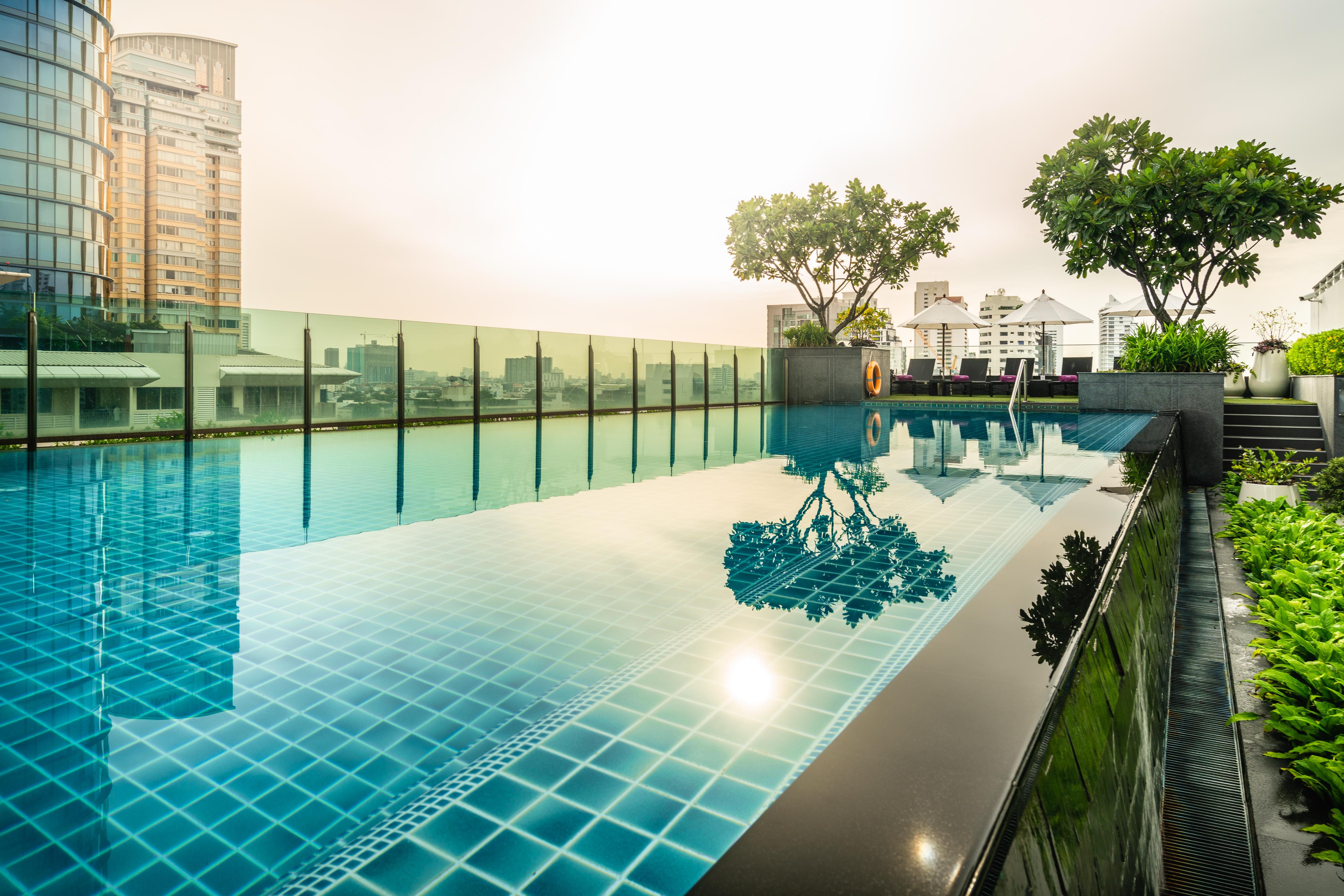 Muu Bangkok, Small Luxury Hotels Of The World Exterior foto The rooftop pool at The Park