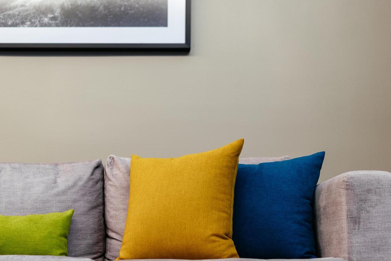 Muu Bangkok, Small Luxury Hotels Of The World Exterior foto Throw pillows on a sofa