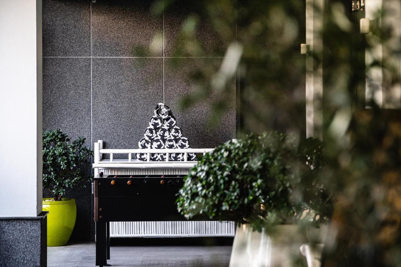 Muu Bangkok, Small Luxury Hotels Of The World Exterior foto A small shrine to the kami of the hotel
