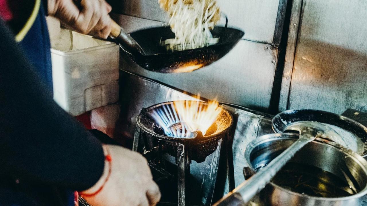 Muu Bangkok, Small Luxury Hotels Of The World Exterior foto A wok being used in a restaurant kitchen