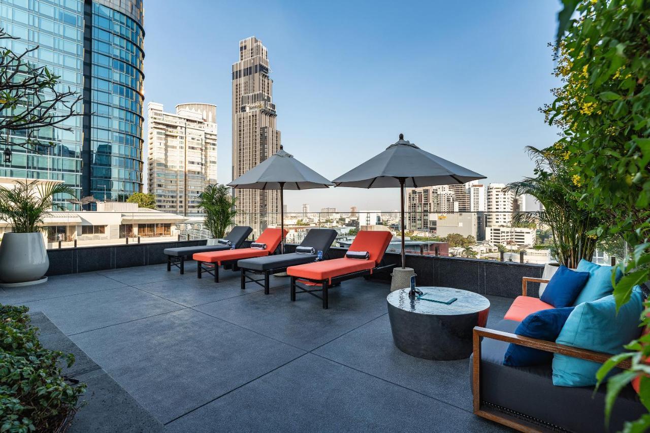 Muu Bangkok, Small Luxury Hotels Of The World Exterior foto The rooftop pool at the hotel