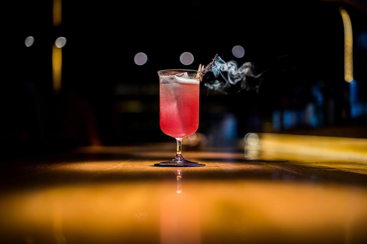 Muu Bangkok, Small Luxury Hotels Of The World Exterior foto A Pink Lady cocktail