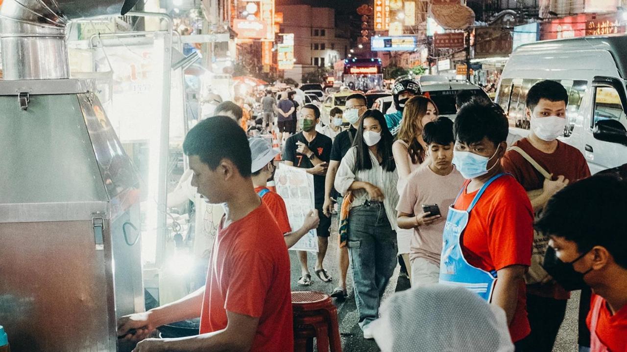 Muu Bangkok, Small Luxury Hotels Of The World Exterior foto Protesters wearing masks
