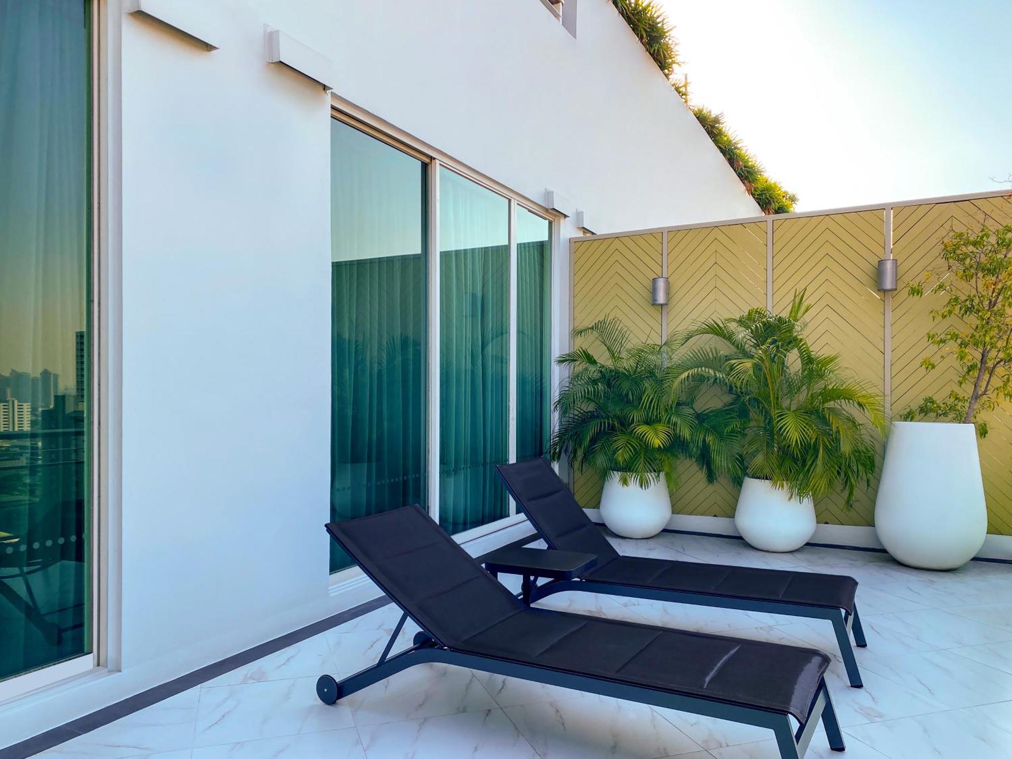 Muu Bangkok, Small Luxury Hotels Of The World Exterior foto A private terrace