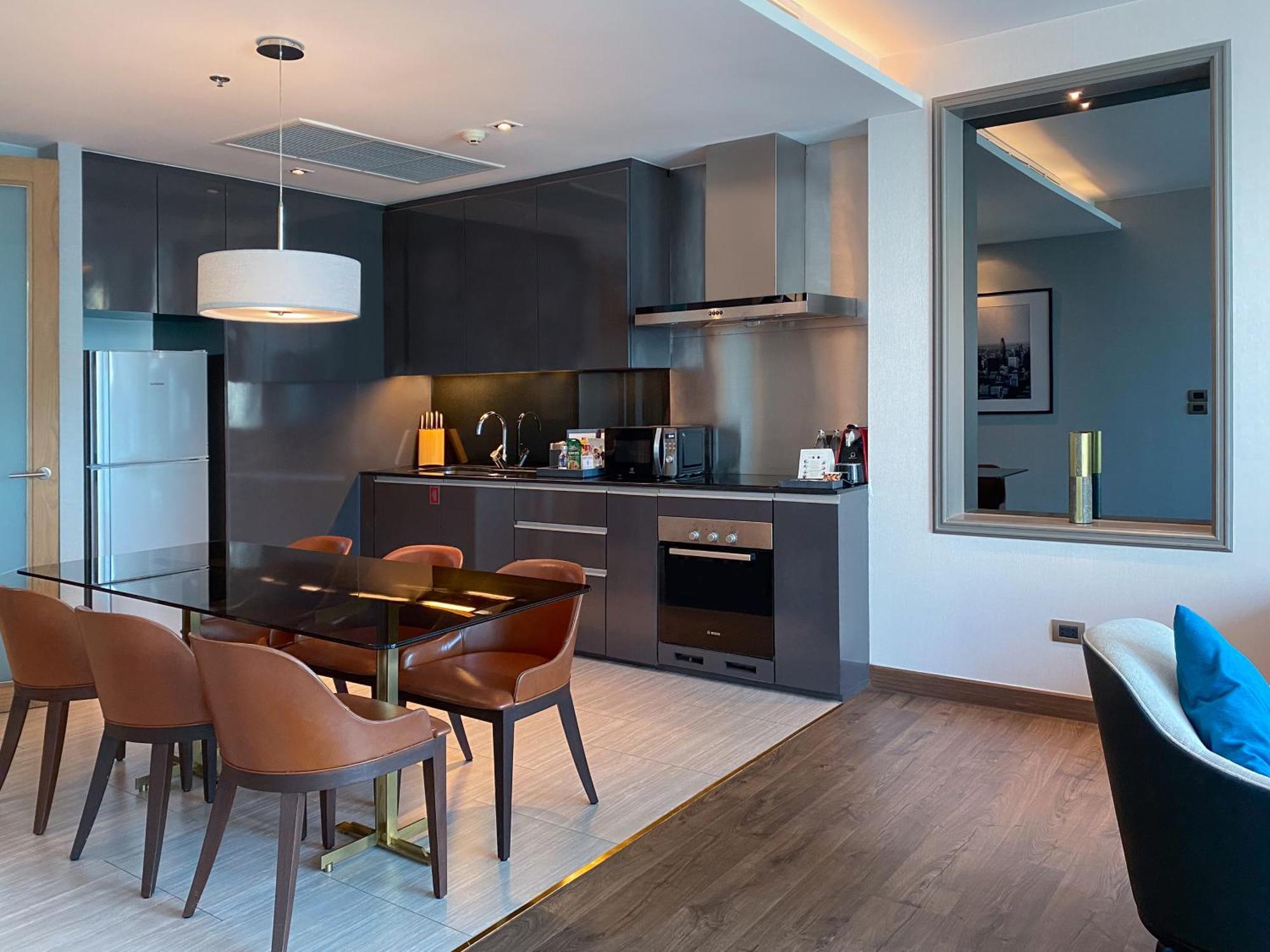 Muu Bangkok, Small Luxury Hotels Of The World Exterior foto A kitchen in a serviced apartment in Hong Kong