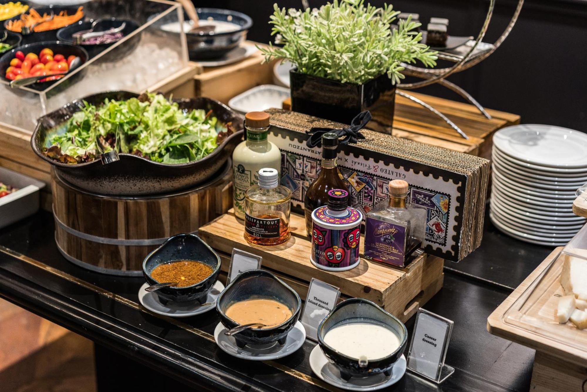Muu Bangkok, Small Luxury Hotels Of The World Exterior foto Salad bar
