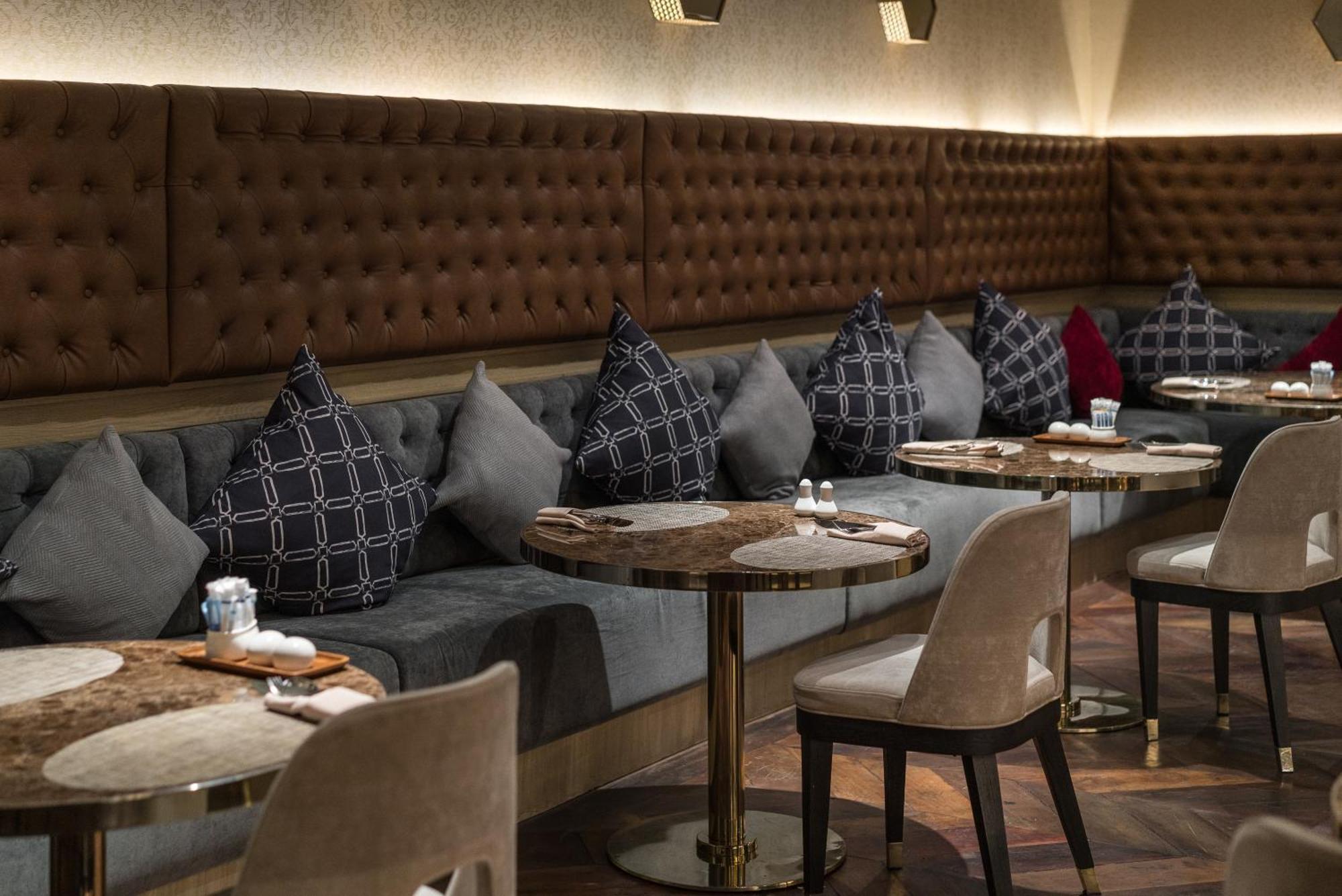 Muu Bangkok, Small Luxury Hotels Of The World Exterior foto The interior of the restaurant