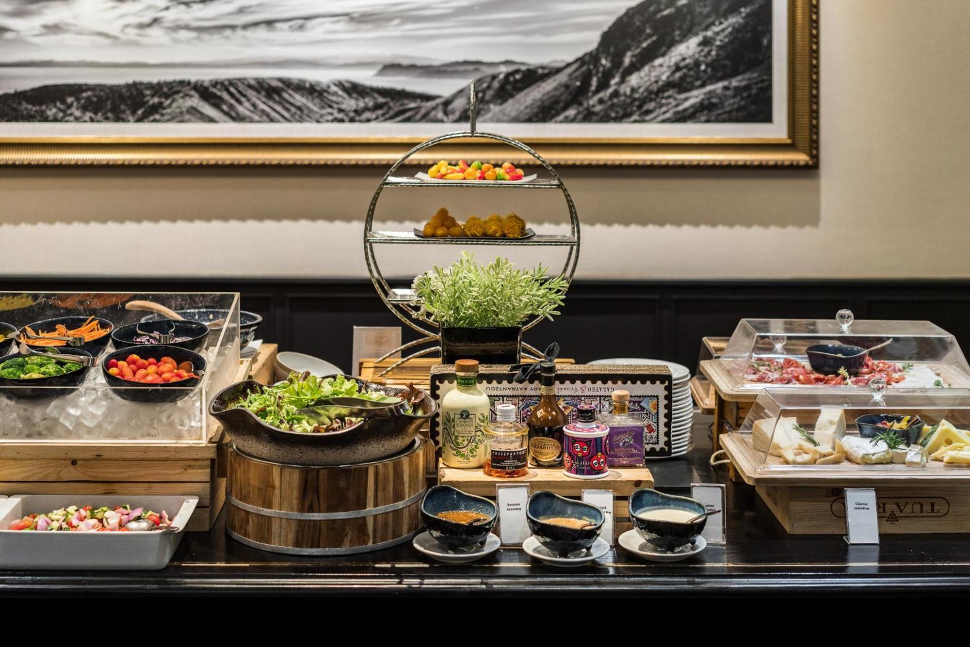 Muu Bangkok, Small Luxury Hotels Of The World Exterior foto A salad bar