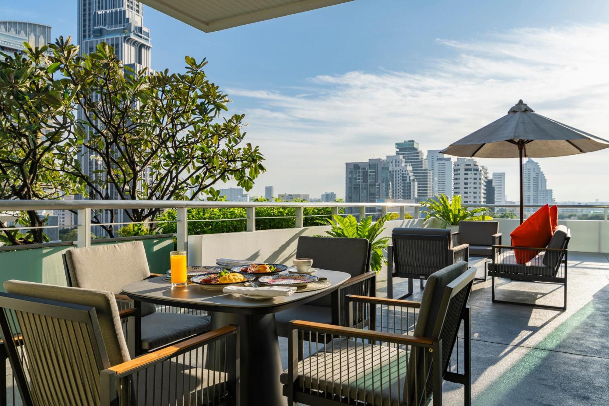 Muu Bangkok, Small Luxury Hotels Of The World Exterior foto The 360-degree view from the rooftop bar