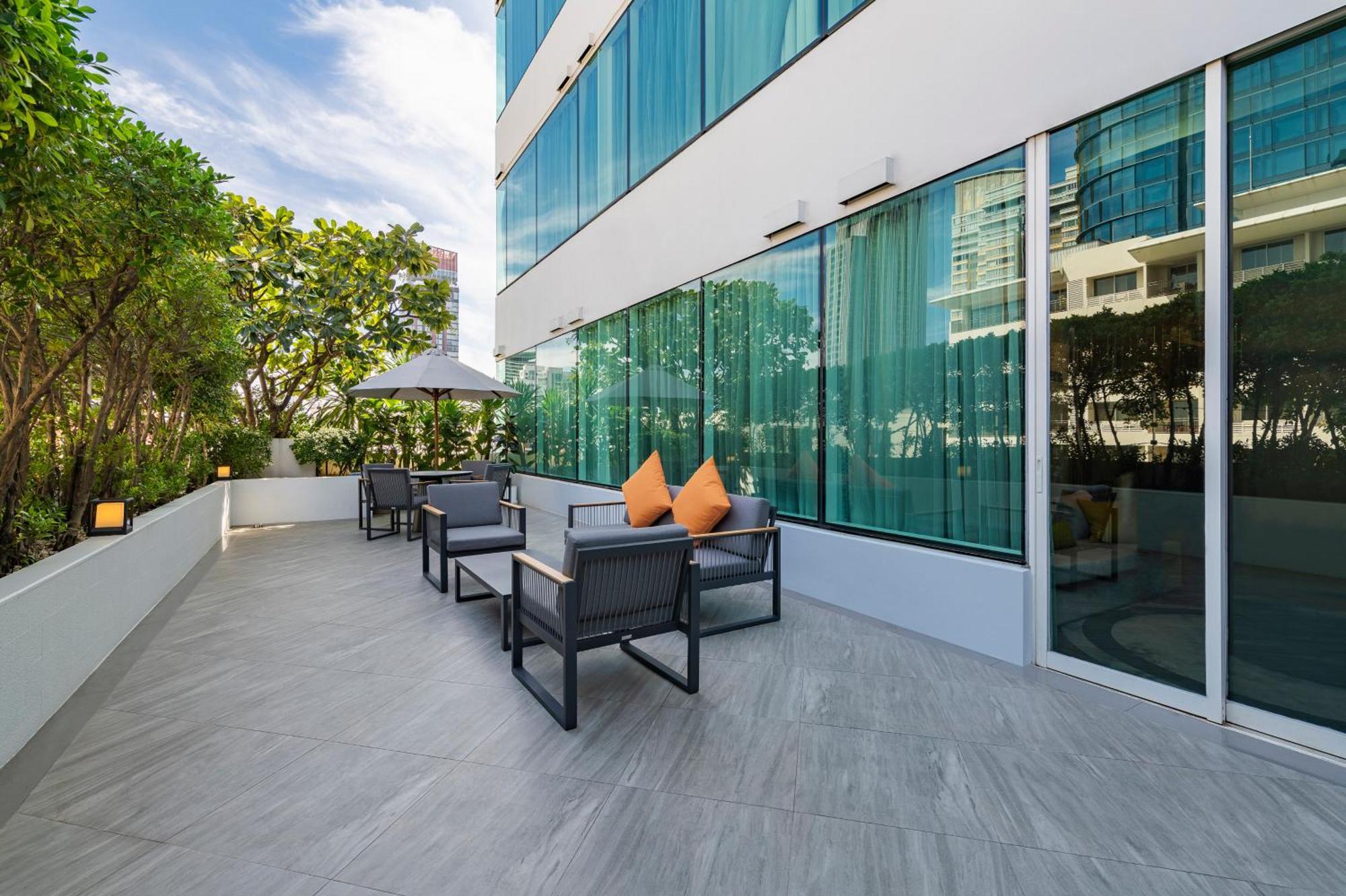 Muu Bangkok, Small Luxury Hotels Of The World Exterior foto The Terrace at the hotel